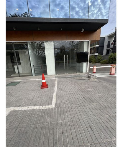 Arriendo Local Comercial En Vitacura,vitrina A La Calle 