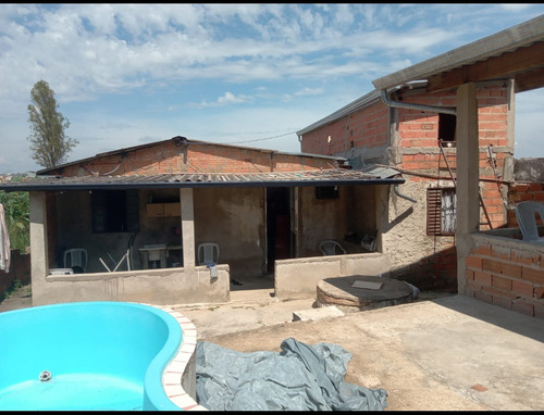 Vende-se Casa C/ 3 Dormitórios E Amplo Terreno 