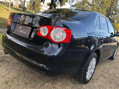 Imagen 4 de 9 de Volkswagen Vento Luxury 2.5 2009