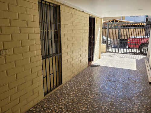 Casa Con Amplios Espacios, En Pasaje Cerrado