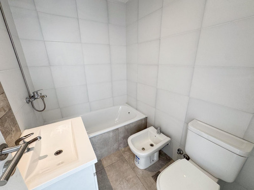 Departamento 2 Ambientes Con Balcón Y Cochera - Bolivar Al 400 - Lomas De Zamora