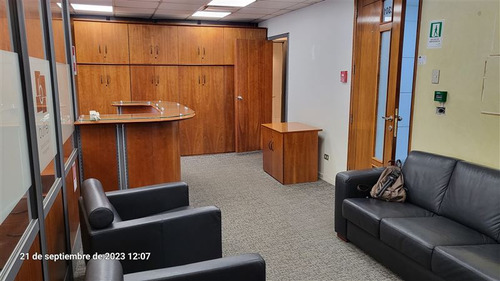 Oficina En Arriendo Cuenta Con Mobiliario