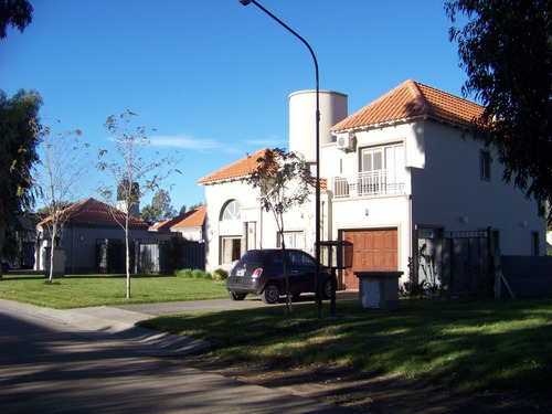Chalet Bosque Alto 3 Dorm. Suite Pileta Jardín Impecable Lote 760 M2 U$s 420.000
