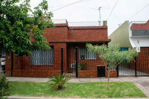 Casa De 4 Ambientes Con Cochera En Venta Villa Adelina