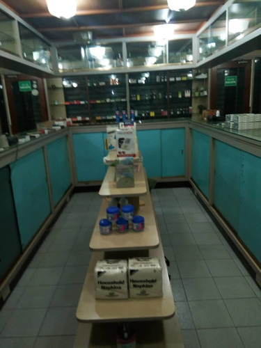 Edificio Con Farmacia