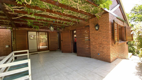 Casa En Venta En Carilo