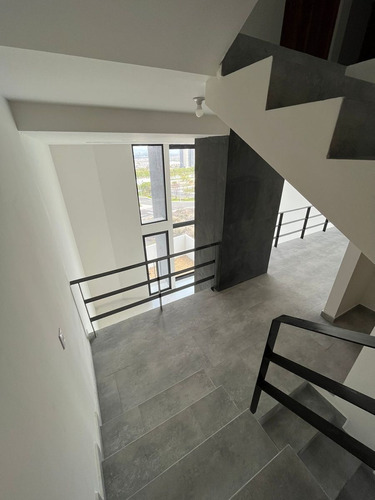 En Venta | Espectacular Casa En Privada Con Casa Club, Nuevo Refugio, Querétaro