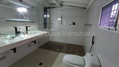 Daniela Linarez Vende Casas Amplia Y Comoda Se Encuentra Ubicada En El Oeste De Barquisimeto Dispone De 245m2 Con Todos Los Servicios Básicos Lujos Y Comodidades Contacte