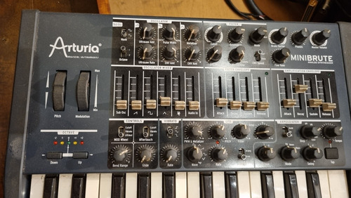 Imagen 3 de 6 de Arturia Minibrute Usado