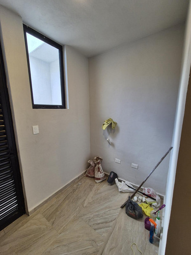 Residencia En Venta, Completamente Lista En Privada Con Casa Club De Lujo!