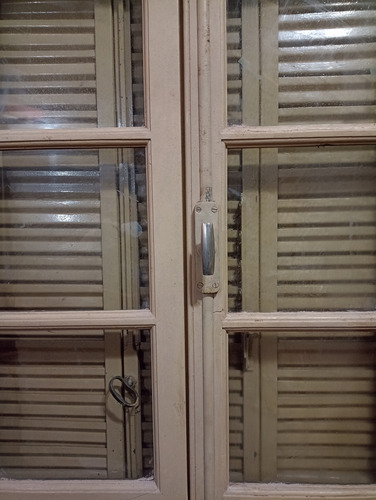Ventana De Madera Con Vidrio Y Celosía Metálica Beige