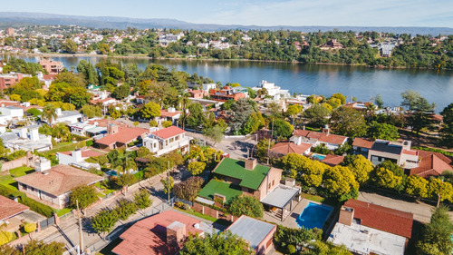 Casa En Venta En Carlos Paz De Categoria A 100 Metros Del Lago