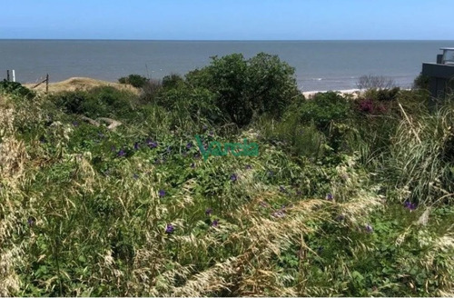 Imagen 1 de 4 de En Atlántida, Terreno Frente Por Frente Al Mar Con Bajada Propia A La Playa - Atlantida Atlántida