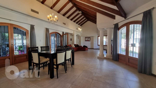 Imagen 1 de 30 de Venta Casa En Villa Belgrano, 4 Dormitorios Y 5 Baños Con Gran Parque!!