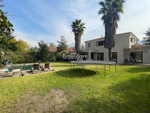 Casa En Venta De 4 Dorm. En Lo Barnechea Santiago College