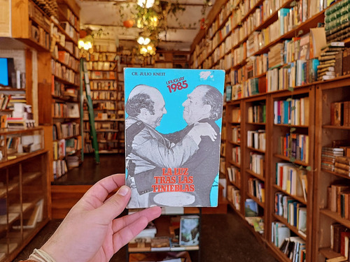 Cr. Julio Kneit. La Luz Tras Las Tinieblas. Uruguay 1985. (Usado)