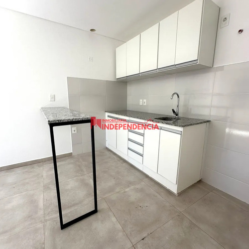 Apartamento 1 Dormitorio Con Patio Y Cochera A Estrenar