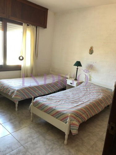 Casa En Alquiler En Pleno Manantiales, 3 Dormitorios Mas Dependencia De Servicio.- Ref: 126