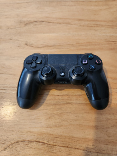 Playstation 4 500 Gb. + 2 Controles Con Detalles Menores. Negro (Usado)