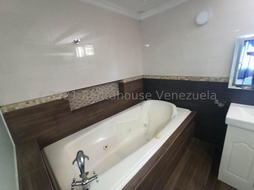 Casa En Venta En El Limon Maracay Aragua 23-15629 Irrr