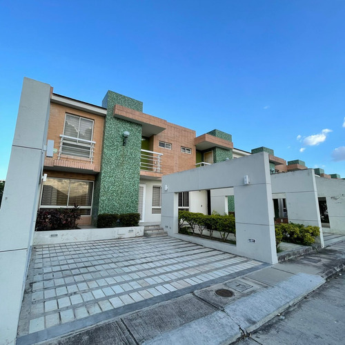 Ehidalgo Vende Amplio Townhouse En El Remanso, San Diego