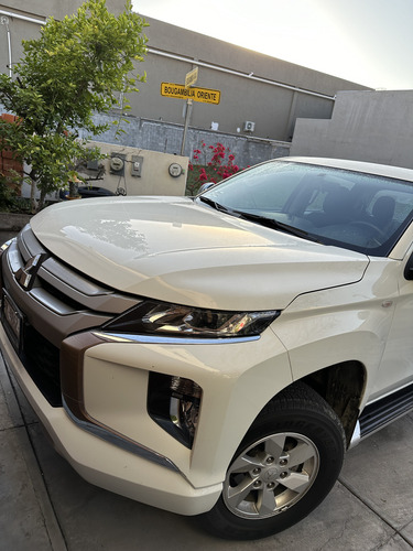Mitsubishi L200 2.4 Cabina Doble 4x2 Mt