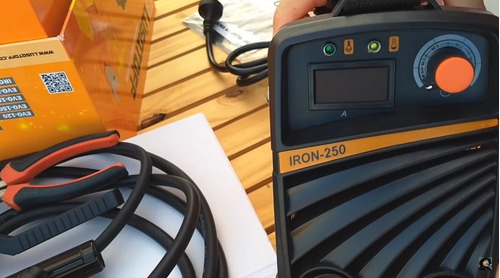 Soldadora Inverter Lusqtoff Iron 250 + Escuadras + Electrodo