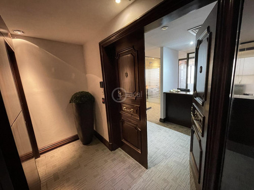 Venta | Impecable Oficina De Categoría Frente Al Mar Con Garaje.