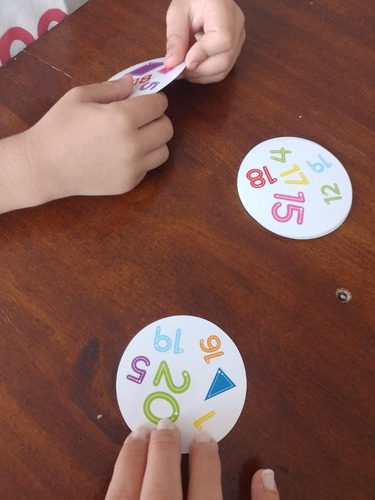 Imagen 4 de 9 de ¿cuál Es? Juego De Cartas. Números Y Formas Geométricas