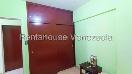 Bray Montoya Vende Amplio Apartamento En Zonas Oeste De La Ciudad De Barquisimeto En Piso Bajo Posee 3 Habitaciones 2 Baños Vigilancia Las 24 Horas Gas Directo 2#5#1#3#5#3#5 Bray Montoya