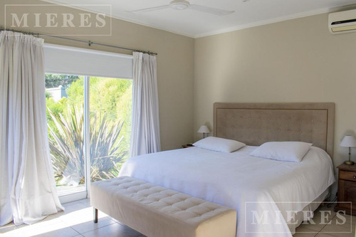 Casa En Venta Desarrollada En Una Sola Planta En Olivos Golf Club