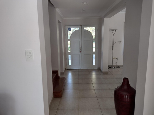 Casa Impecable Estado En Country, Desarrollada En 2 Plantas Con Piscina. Terreno 800 M2.