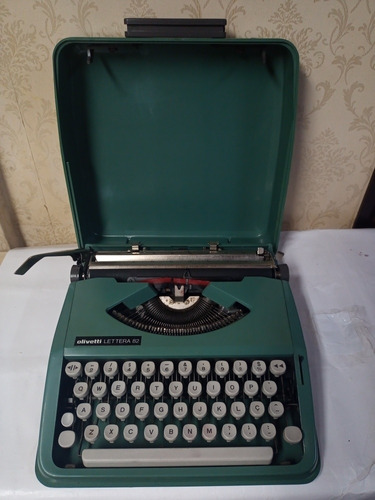 Antiga Máquina De Escrever Olivetti Lettera 82