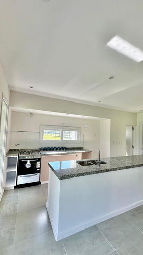 Casa En Venta - 4 Dormitorios 3 Baños - Cochera - 1.250mts2 - Haras Del Sur, La Plata
