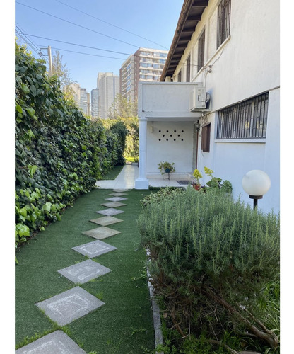 Amplia Casa Con Gran Terreno A La Venta En Ñuñoa