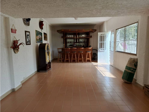 Casa Con Amplios Jardines En Urb Parque El Retiro, San Antonio