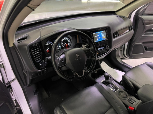 Imagem 2 de 10 de Mitsubishi Outlander