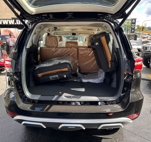 Imagen 9 de 10 de Toyota Fortuner Dubai Vx Negro 2023