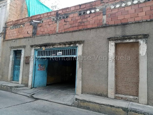 Casa Comercial De Dos Plantas Tipo Galpon, Con Una Superficie De 554 Mts2 De Construccion, Totalmente Centrica. Cuenta Con Anexo, Local, Amplia Cocina, Pozo Propio, Internet, Tv Por Cable.