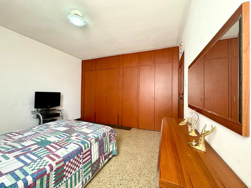 Amplio Y Cómodo Apartamento, Consta De 120m2 Chacao Bello Campo Caracas