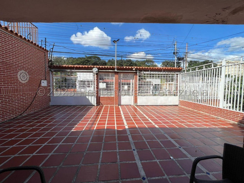  Arnaldo  López Vende  Casa Con Bella Cocina Moderna Y Mas En  Zona Centro-este, Barquisimeto  Lara, Venezuela. 5 Dormitorios  4 Baños  394 M² 