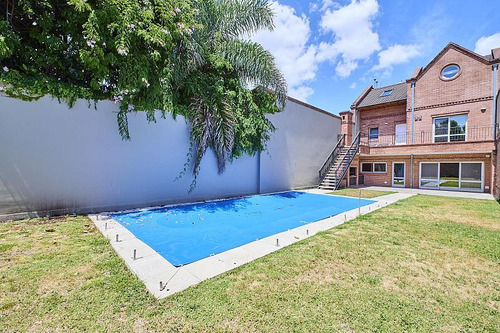 Impecable. Casa De Tres Plantas Con Ascensor Interno. Villa Urquiza. Pileta. Jardín.