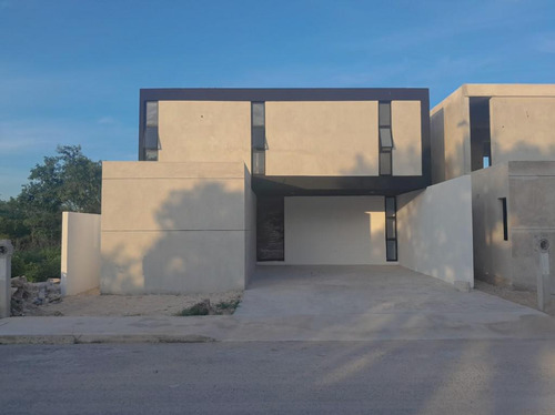 Casa En Venta En Conkal, Yucatán En Privada