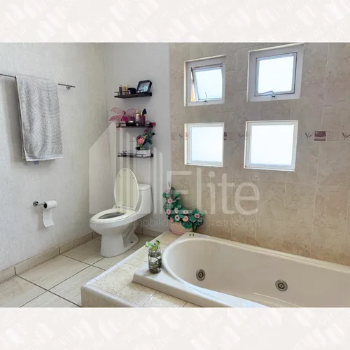 Casa En Venta Con Amplio Jardin En Cumbres Del Lago