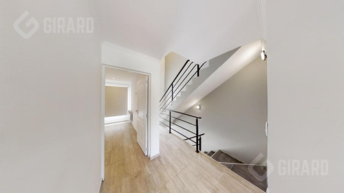Triplex De 4 Ambientes A Estrenar En Villa Primera, Parrilla Y Patio