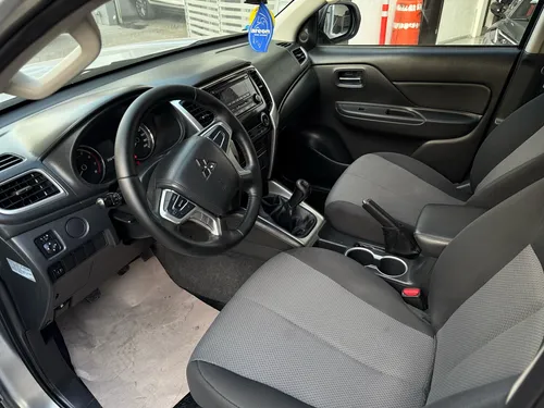 Mitsubishi L200 2.4 Cabina Doble 4x2 Mt
