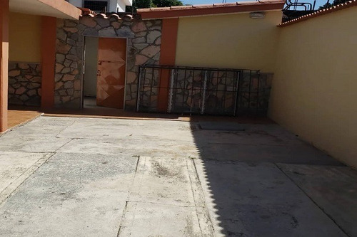 Imagen 12 de 23 de Asein1022 Vende Amplia Casa En La Urbanización Los Caobos En Valencia