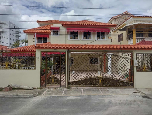 Imagen 2 de 21 de Se Vende A Buen Precio Casa De 3 Niveles En El Res. Montas