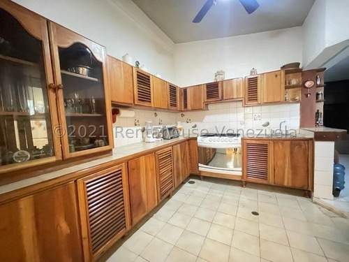 Imagen 11 de 14 de Casa, Con Amplias Y Cómodas Áreas Comunes, Así Como Sus Habitaciones, Adornada Con Una Cocina Clásica. Inmejorable Ubicación. #22-13498
