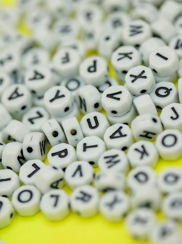 Letras Octagonales Acrílico Para Pulseras 100gr/540p Abeceda Blanco 7 Mm 7 Mm
